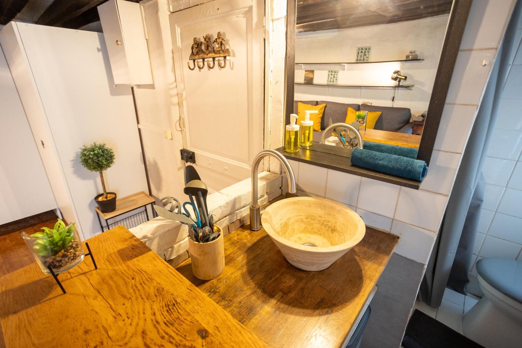 Appartamento Studio Cosy Romantique En Plein Coeur De Parigi Esterno foto