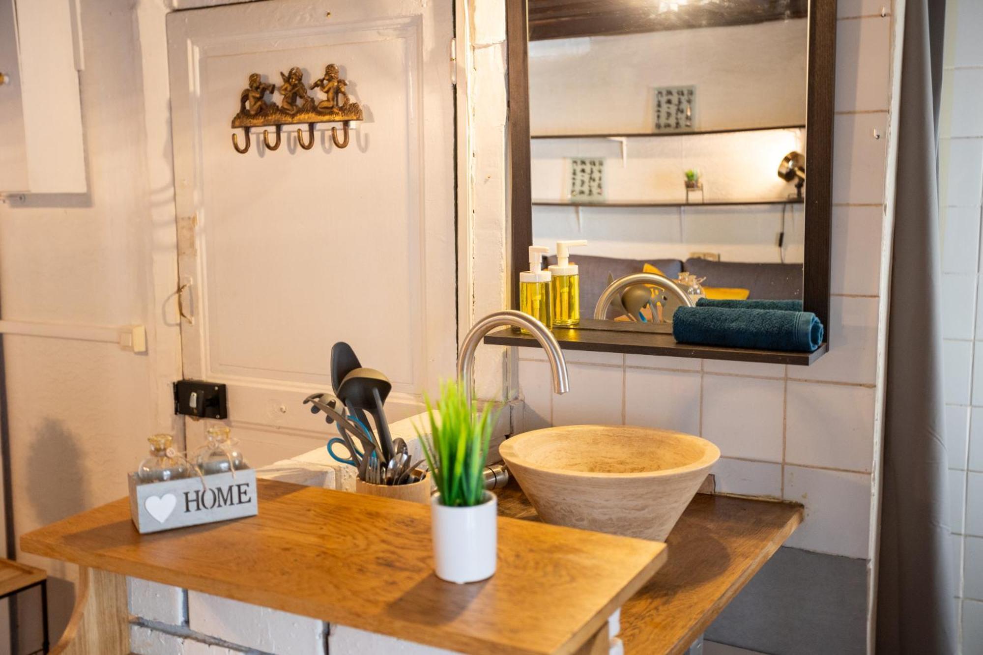 Appartamento Studio Cosy Romantique En Plein Coeur De Parigi Esterno foto
